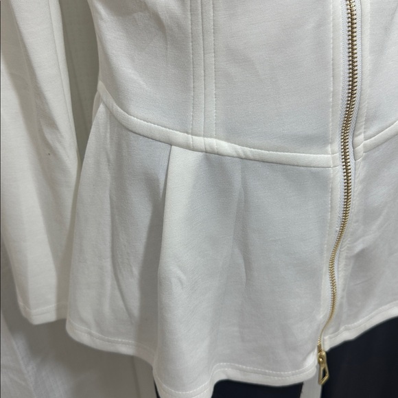 Ellegant and Stylish Women's White Jacket - Picture 4 of 8